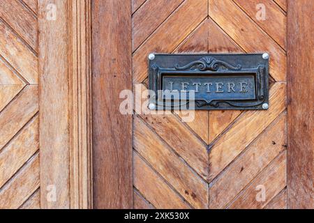 Buzón Clásico de correo en una vieja puerta de madera Banque D'Images