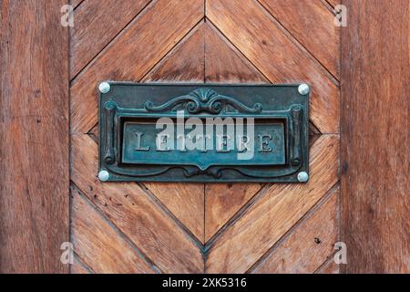 Buzón Clásico de correo en una vieja puerta de madera Banque D'Images