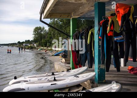 Jurata, Pologne. 7 juillet 2024. De nombreuses planches et combinaisons sont vues dans une école de surf à Jurata. La péninsule de Hel est une péninsule de bar de sable de 35 km de long dans le nord de la Pologne séparant la baie de Puck de la mer Baltique ouverte. Il est situé dans le comté de Puck de la voïvodie de Poméranie. C'est l'une des destinations touristiques les plus préférées en Pologne pendant l'été. (Crédit image : © Attila Husejnow/SOPA images via ZUMA Press Wire) USAGE ÉDITORIAL SEULEMENT! Non destiné à UN USAGE commercial ! Banque D'Images