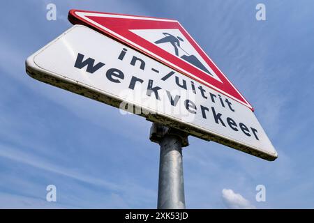 Panneau de signalisation néerlandais : travaux routiers en avant - trafic d'entrée et de sortie Banque D'Images