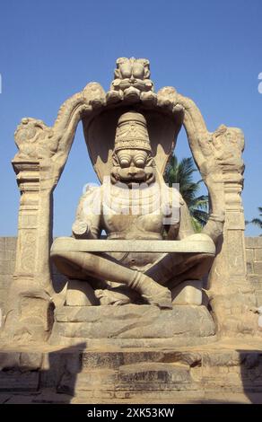 La statue du temple Shri Lakshmi Narasimha près de la ville de Hampi dans la province du Karnataka en Inde. Inde, Karnataka, mars 1998 Banque D'Images