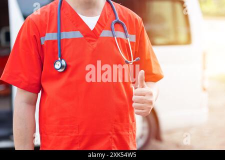 Médecin paramédical avec stéthoscope équipe d'urgence main pouce vers le haut gros plan Banque D'Images