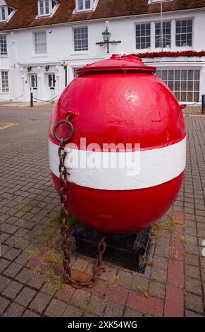 Mine de mer avec chaîne à Burnham sur Crouch dans l'Essex Banque D'Images