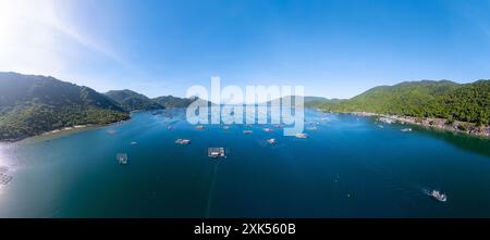 Vue aérienne des fermes d'alimentation de homard, village de pêche flottant dans la baie de Vung Ro, Phu Yen, Vietnam. C'est une destination touristique très populaire. Déplacement a Banque D'Images