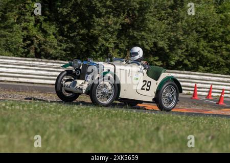 V.S.C.C. Blyton Speed Trials, Blyton Park, Blyton, Lincolnshire, Angleterre, ROYAUME-UNI. 21 juillet 2024. Les membres du Vintage Sports car Club (V.S.C.C.) participent à la cinquième manche du championnat des essais de vitesse sur le circuit de Blyton. Cet événement d'une journée avec des voitures en action, fabriquées dès les années 10 et jusqu'à la fin des années 30 pour les voitures de sport et berlines et vont de l'Austin 7, Frazer Nash, Riley à 4,5 litres Bentleys etc. Cet événement se déroule en utilisant le parcours long, se compose de courtes droites, virages rapides et lents et une épingle à cheveux à couper le souffle testera les compétences du pilote à la limite. Credi Banque D'Images