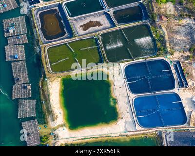 Vue aérienne de crevettes blanches, crevettes, ferme avec pompe d'aération dans la lagune O Loan, province de Phu Yen, Vietnam. Concept de voyage et de paysage. Banque D'Images