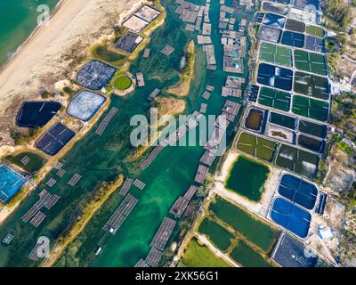 Vue aérienne de crevettes blanches, crevettes, ferme avec pompe d'aération dans la lagune O Loan, province de Phu Yen, Vietnam. Concept de voyage et de paysage. Banque D'Images