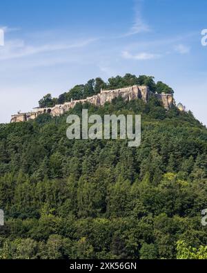 Forteresse fortifiée Königstein dans le parc national de la Suisse saxonne, Allemagne. Destination touristique préférée. Banque D'Images