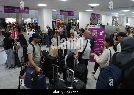 (240721) -- PÉKIN, 21 juillet 2024 (Xinhua) -- des passagers attendent à l'aéroport international Benito Juarez de Mexico, Mexique, le 19 juillet 2024. (Photo de Francisco Canedo/Xinhua) Banque D'Images