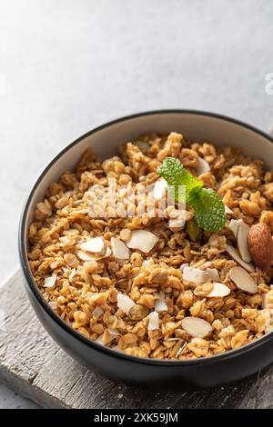 Granola maison croustillant avec des amandes tranchées dans un bol. Nourriture saine Banque D'Images