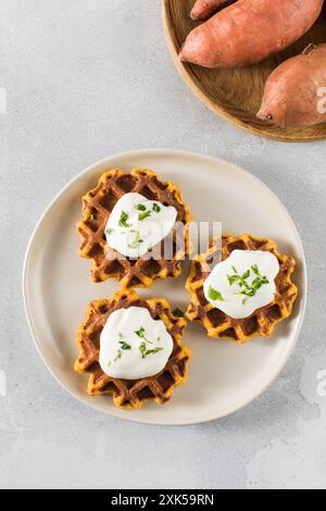 Gaufres végétariennes aux patates douces avec yaourt naturel. Petit déjeuner sain. Banque D'Images