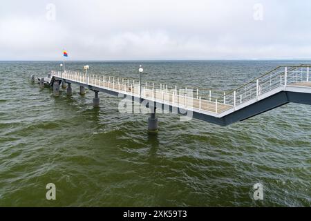 Long quai sur la mer Baltique à Zinnowitz. Lieu touristique préféré sur Usedom, Allemagne Banque D'Images