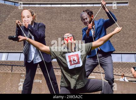 Londres, Angleterre, Royaume-Uni. 21 juillet 2024. Des manifestants habillés en Blavatnik, Netanyahou et une chaîne 13 bâillonnée organisent un spectacle de marionnettes. Les manifestants se sont rassemblés devant le bâtiment Blavatnik à la Tate Modern alors que le milliardaire britannique Len Blavatnik est accusé d'avoir annulé des programmes télévisés sur Channel 13 News en Israël qui critiquent Benjamin Netanyahu et la guerre d'Israël à Gaza. (Crédit image : © Vuk Valcic/ZUMA Press Wire) USAGE ÉDITORIAL SEULEMENT! Non destiné à UN USAGE commercial ! Crédit : ZUMA Press, Inc/Alamy Live News Banque D'Images