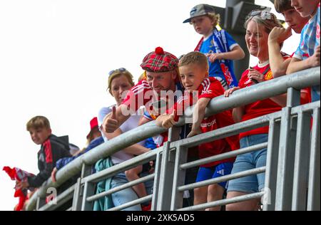 Édimbourg, Royaume-Uni. 20 juillet 2024. Les fans de Manchester United vêtus d'une casquette tartan et les jeunes fans voient l'équipe arriver devant le match amical de pré-saison des Glasgow Rangers FC contre Manchester United FC au Scottish Gas Murrayfield Stadium, Édimbourg, Écosse, Royaume-Uni le 20 juillet 2024 Credit : Every second Media/Alamy Live News Banque D'Images