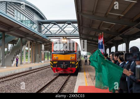 Vientiane, Laos. 20 juillet 2024. Le premier train de voyageurs transfrontalier Laos-Thaïlande arrive à la gare de Khamsavath à Vientiane, Laos, le 20 juillet 2024. Le train de voyageurs transfrontalier Laos-Thaïlande a officiellement commencé à fonctionner, circulant entre la gare centrale de Krung Thep Aphiwat dans la capitale thaïlandaise Bangkok et la gare ferroviaire de Khamsavath dans la capitale lao Vientiane. Crédit : Kaikeo Saiyasane/Xinhua/Alamy Live News Banque D'Images