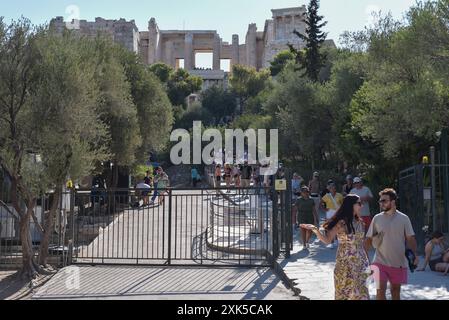 Une vague de chaleur prolongée atteint son pic à Athènes les touristes bravent la chaleur intense et visitent l'Acropole alors qu'une vague de chaleur prolongée atteint son pic à Athènes. Athènes Grèce Copyright : xNicolasxKoutsokostasxNicolasxKoutsokostasx DSC 202407210024 Banque D'Images