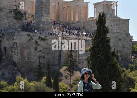 Une vague de chaleur prolongée atteint le pic à Athènes Un touriste portant un chapeau pour la protection brave la chaleur intense et pose pour une photo sur la colline d'Areopagus en face de l'Acropole alors qu'une vague de chaleur prolongée atteint le pic à Athènes. Athènes Grèce Copyright : xNicolasxKoutsokostasxNicolasxKoutsokostasx DSC 202407210451 Banque D'Images