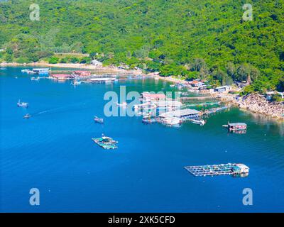 Vue aérienne des fermes d'alimentation de homard, village de pêche flottant dans la baie de Vung Ro, Phu Yen, Vietnam. C'est une destination touristique très populaire. Déplacement a Banque D'Images