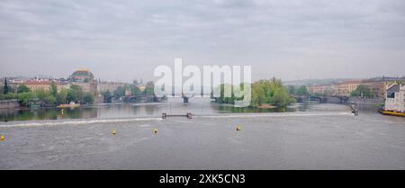 Prague, République tchèque, Panorama de la rivière Vltava depuis le pont Charles lumière tôt le matin un jour de printemps, Střelecký ostrov Banque D'Images