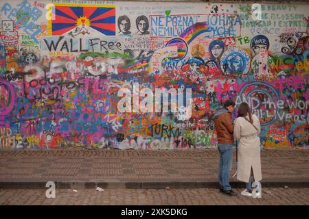 L’œuvre d’art collaborative en constante évolution qu’est le mur John Lennon, à Malá Strana, Prague, un hommage à la paix et à la créativité Banque D'Images