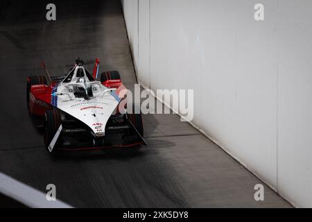 01 DENNIS Jake (gbr), Andretti Global, Porsche 99X Electric, en action lors de l’ePrix Hankook London 2024, 10e meeting du Championnat du monde ABB FIA Formula E 2023-24, sur l’Excel London du 18 au 21 juin 2024 à Londres, Royaume-Uni Banque D'Images