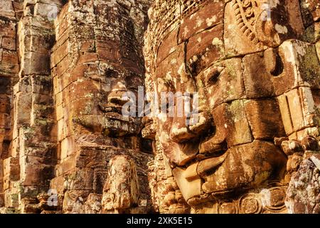 Vue panoramique des faces de pierre souriantes géantes du temple du Bayon Banque D'Images