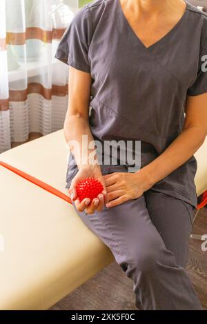 Plan de la femme médecin thérapeute manuelle tenant une boule de massage portable Banque D'Images