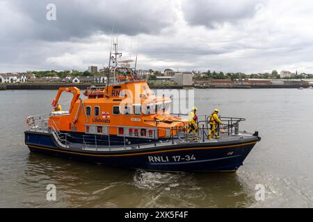 North Shields, Royaume-Uni. Tynemouth RNLI Lifeboat et équipage en exercice d'entraînement dans la rivière Tyne Banque D'Images