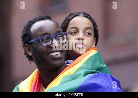 Les gens regardent la Leeds Pride, une célébration annuelle de la fierté LGBTQ+ qui se tient dans la ville de Leeds, dans le West Yorkshire. Date de la photo : dimanche 21 juillet 2024. Banque D'Images