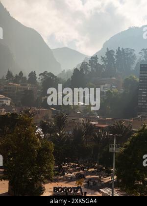 Bogota, Colombie - décembre 2022 : Parque de Los Periodistas -Parc des journalistes à Bogota et vue sur la colline de Monserrate pendant la matinée brumeuse. La CAN Banque D'Images