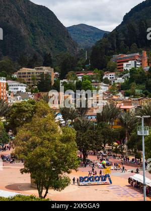 Bogota, Colombie - décembre 2022 : Parque de Los Periodistas -Parc des journalistes à Bogota et vue sur la colline de Monserrate. Quartier de la Candelaria à Bogot Banque D'Images