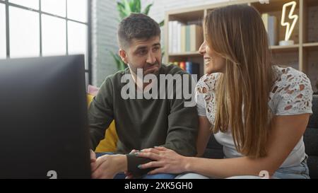 Un couple aimant profite du temps de qualité ensemble dans un salon confortable, reflétant une scène de la vie domestique et de compagnie. Banque D'Images