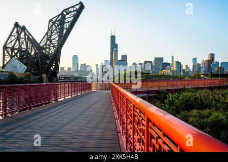 Chicago, Illinois skyline vue depuis le Ping Tom Memorial Park avec passerelle au crépuscule Banque D'Images