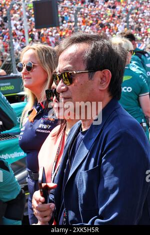 Budapest, Hongrie. 21 juillet 2024. Chalerm Yoovidhya (THA) Red Bull Racing Co-propriétaire et sa femme Daranee Yoovidhya (THA) sur la grille. 21.07.2024. Championnat du monde de formule 1, Rd 13, Grand Prix de Hongrie, Budapest, Hongrie, jour de la course. Le crédit photo devrait se lire : XPB/Alamy Live News. Banque D'Images