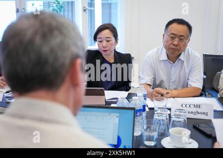 Bruxelles, Belgique. 19 juillet 2024. Shi Yonghong (R), vice-président de la Chambre de commerce chinoise pour l'importation et l'exportation de machines et de produits électroniques (CCCME), assiste à une conférence de presse à Bruxelles, Belgique, le 19 juillet 2024. POUR ALLER DE L'avant AVEC «L'organisme industriel chinois exhorte l'UE à rechercher une solution équilibrée dans la sonde BEV» crédit : Peng Ziyang/Xinhua/Alamy Live News Banque D'Images