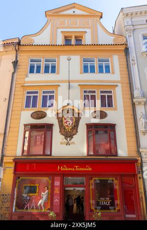 Façade baroque par Celetná 555/6 à côté de la place de la vieille ville. La place de la vieille ville de Prague (fondée en 1338) est entourée de nombreuses maisons patriciennes, coire Banque D'Images