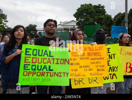 Des manifestants chantent l'hymne national du Bangladesh tout en se joignant à une manifestation de solidarité avec les étudiants bangladais. Les étudiants bangladais se rassemblent avec des banderoles et des drapeaux bangladais devant la Maison Blanche alors qu'ils manifestent leur solidarité avec la protestation des étudiants bangladais contre les quotas. Plus d'une centaine de personnes ont été tuées dans les affrontements à travers le pays et plus de 1 500 ont été blessées par le gouvernement autoritaire du Bangladesh lors d'un mouvement réclamant la réforme du système de quotas dans les emplois gouvernementaux. (Photo de Probal Rashid/Sipa USA) Banque D'Images