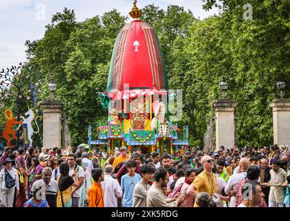 Londres, 21 juillet 2024. Londres Rathayatra (qui signifie festival de chars) est célébré par les dévots de Krishna. La célébration du char, qui a une longue tradition en Inde, commémore chaque année le voyage des divinités Lagannatha, Baladeva et Subhadra en transportant trois énormes chars en bois avec les divinités, et voit des milliers de personnes dans une procession de Hyde Park à Trafalgar Square, où les festivités continuent. Crédit : Imageplotter/Alamy Live News Banque D'Images