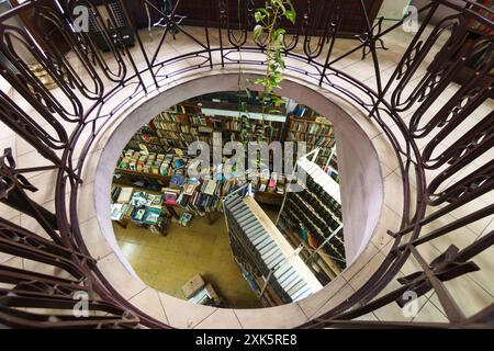 Buenos Aires, Argentine - 20 mars 2022 : vue intérieure de la Libreria del Colegio, ou bibliothèque du Collège, librairie qui se trouve dans l'église de Loyola Banque D'Images