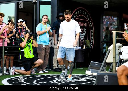 Miami, Floride, États-Unis. 20 juillet 2024. (SPO) MLS : Inter Miami FC vs Chicago Fire FC. 20 juillet 2024, Fort Lauderdale, Floride, États-Unis : Messi (blessé) avant le match de football entre l'Inter Miami et le Chicago Fire FC pendant la MLS au Chase Stadium de Fort Lauderdale. L'Inter Miami l'a emporté par 2-1 avec des buts marqués par M. RojasÃ‚Â 6' et J. AlbaÃ‚Â 75' pour l'Inter Miami et R. CzichosÃ‚Â 73 pour Chicago. Crédit : Pedro Paulo Diaz/Thenews2 (crédit image : © Pedro Paulo Diaz/TheNEWS2 via ZUMA Press Wire) USAGE ÉDITORIAL SEULEMENT! Non destiné à UN USAGE commercial ! Banque D'Images