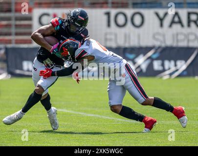 Joshua Flowers (Munich Ravens, #3) gegen Darius Saint-Robinson (Helvetic Mercenaries, #4). Munich Ravens v. Helvetic Mercenaries, Football, Ligue européenne de Football ELF, semaine 9, saison 2024, 21.07.2024. Foto : Eibner Pressefoto/Heike Feiner Banque D'Images