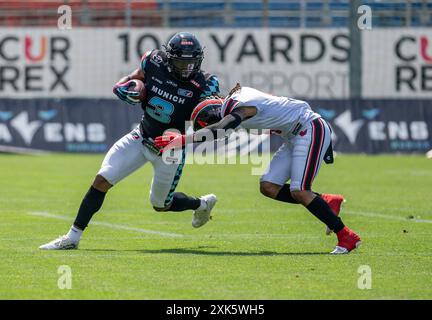 Joshua Flowers (Munich Ravens, #3) gegen Darius Saint-Robinson (Helvetic Mercenaries, #4). Munich Ravens v. Helvetic Mercenaries, Football, Ligue européenne de Football ELF, semaine 9, saison 2024, 21.07.2024. Foto : Eibner Pressefoto/Heike Feiner Banque D'Images