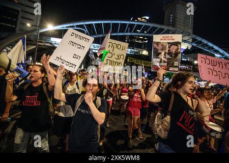 Les manifestants marchent et chantent alors qu'ils tiennent des pancartes avec la photo des otages israéliens Yair et Eitan Horn et des pancartes qui disent : «Un otage sauvera des vies», «Un gouvernement défaillant» et «les otages à la maison! Et le gouvernement aussi ! ». Des dizaines de milliers de plus de 100 000 Israéliens ont manifesté à Kaplan avec les familles des otages contre le premier ministre Benjamin Netanyahu, exigeant un accord immédiat sur les otages et un cessez-le-feu - un jour avant le départ de Netanyahu pour parler devant le congrès américain à Washington. Tel Aviv, Israël. 20 juillet 2024. (Matan Golan/Sipa USA). Banque D'Images