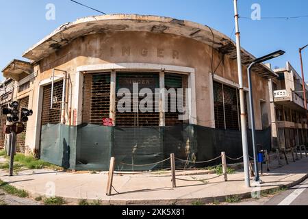 Varosha était la zone touristique moderne de la ville de Famagouste à Chypre. À la suite de l'invasion turque de Chypre en 1974, les habitants chypriotes grecs de Varosha ont fui vers le sud lorsque la ville de Famagouste est passée sous contrôle turc, et elle est restée abandonnée depuis lors. En 2021, Varosha a été ouverte au public en tant que destination touristique, permettant aux gens de marcher dans les rues de Varosha une fois de plus. Ville fantôme Varosha dans le nord de Chypre. Varosha était la zone touristique moderne de la ville de Famagouste à Chypre. À la suite de l'invasion turque de Chypre en 1974, les Chypriotes grecs de Varosha ont fui vers le sud Banque D'Images