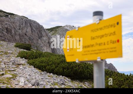 Un panneau de randonnée floue au premier plan pointe vers le sommet de « Preiner Wand », visible à l'arrière-plan. Cette photo, prise sur le Rax en Lower Banque D'Images