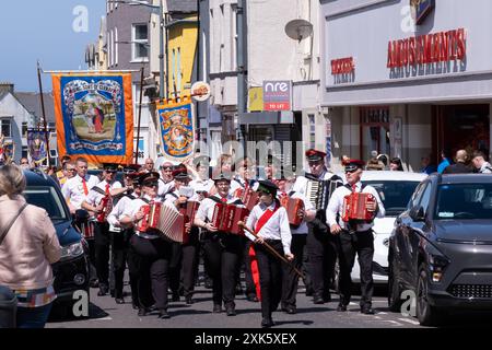 Portrush, Irlande du Nord - 1er juin 2024 : Orange Order Co. Défilé Antrim Junior, bannière Rising sons of Glenavy. Concept loyaliste, loyalisme, ulster Banque D'Images