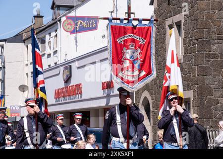 Portrush, Irlande du Nord - 1er juin 2024 : Orange Order Co. Antrim Junior parade, bannière de Ballykeel Loyal sons of Ulster Flute Band. Banque D'Images