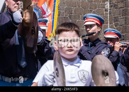 Portrush, Irlande du Nord - 1er juin 2024 : Orange Order Co. Antrim Junior Parade, fille jouant flûte Ballykeel Loyal sons of Ulster Flute Band. Banque D'Images