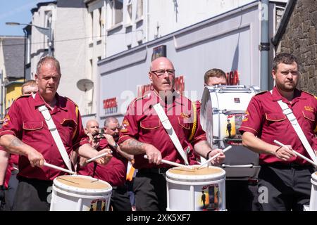 Portrush, Irlande du Nord - 1er juin 2024 : Orange Order Co. Antrim Junior Parade, Castlederg Young Loyalists Old Boys Flute Band. Concept loyaliste Banque D'Images