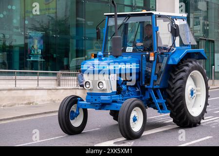 Ballymena, Irlande du Nord - 19 juillet 2024 : Rallye tracteur vintage, bleu et blanc Ford 4610. Concept rétro, design, agriculture, machines, rural Banque D'Images